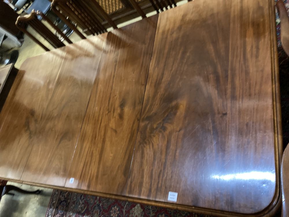 A Victorian mahogany extending dining table, 230cm extended (two spare leaves), width 120cm height 74cm